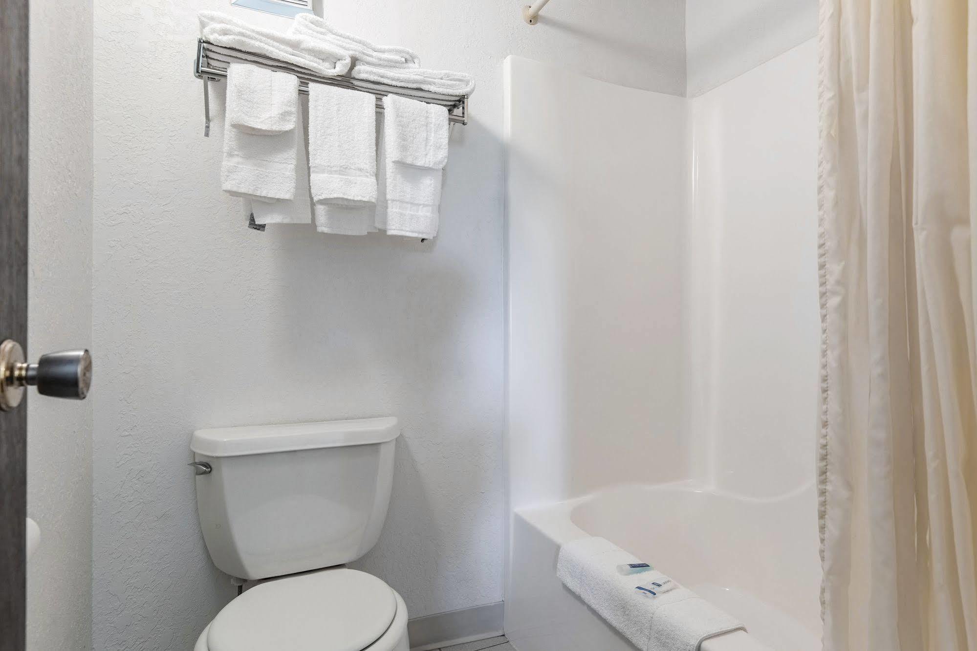 Amerivu Inn Harvest Estates New Hampton Экстерьер фото